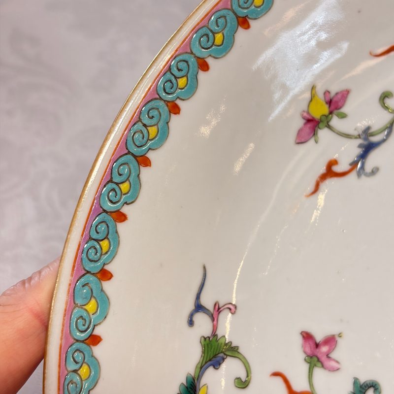 A Chinese famille rose dish with a floral design - 图8