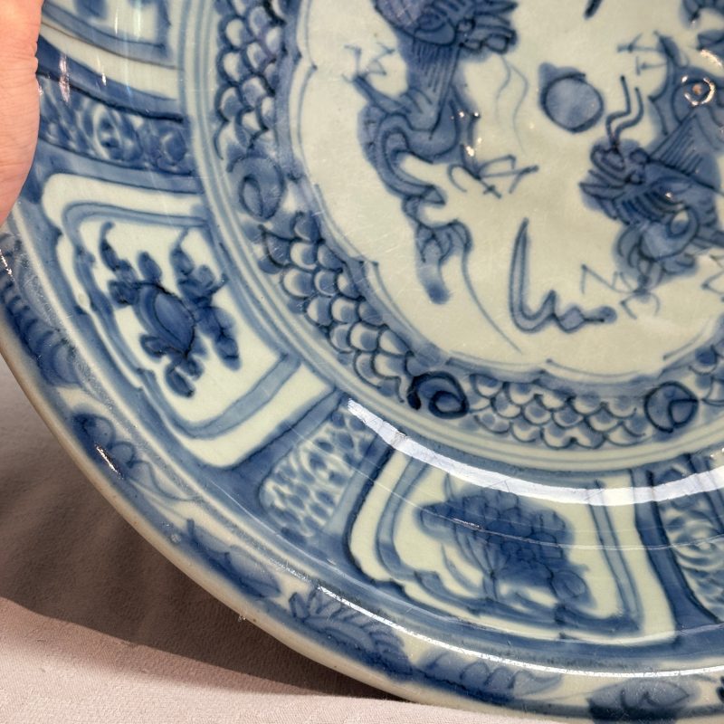 A Chinese Swatow blue and white 'Dragons' dish - 图4