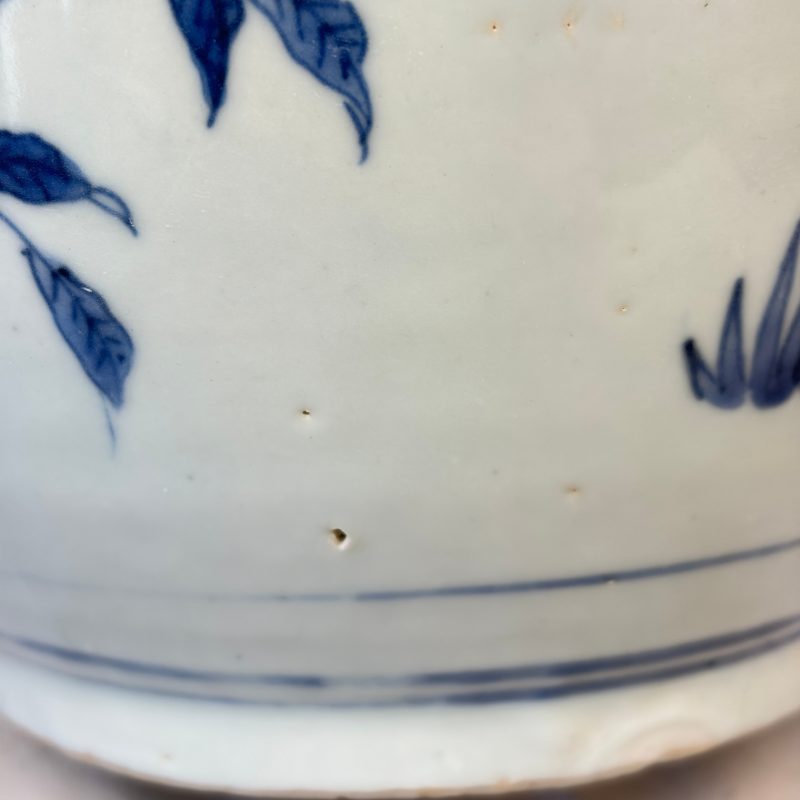 A Chinese blue and white vase with floral design and a later wooden cover - 图17