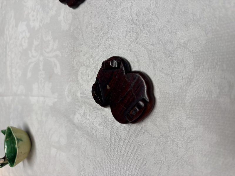A pair of Chinese famille verte sancai biscuit duck-and-lotus-form water droppers on later wooden stands - 图25
