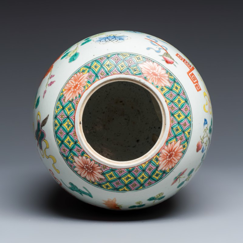A Chinese famille rose 'Antiquities' vase and a jar - 图6