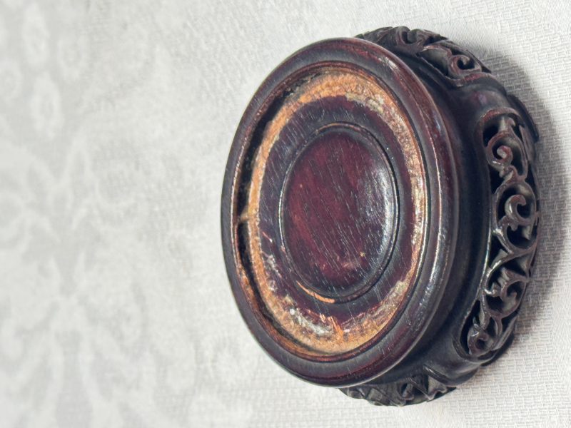 A Chinese famille verte sancai biscuit 'Lotus' teapot on a later wooden stand - 图21