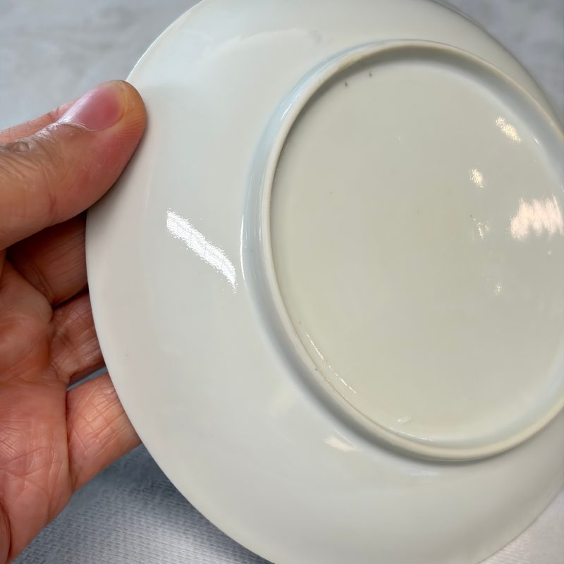 Three sets of Chinese export famille rose and grisaille 'European Subject' tea bowls and saucers - 图19