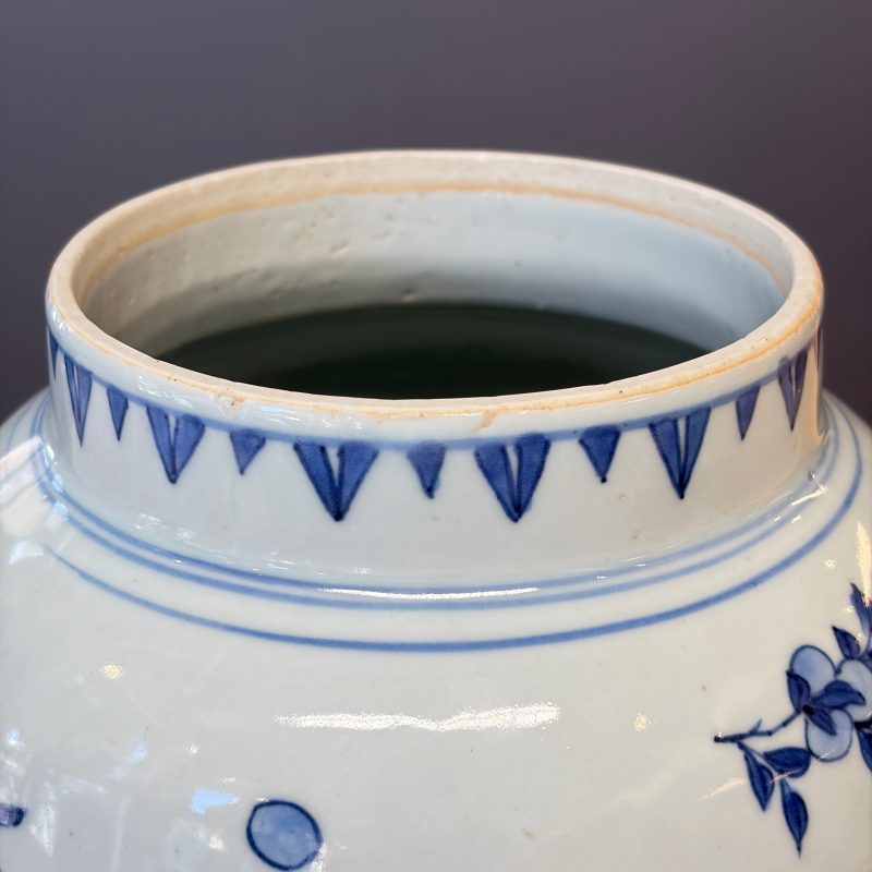 A Chinese blue and white vase with floral design and a later wooden cover - 图15