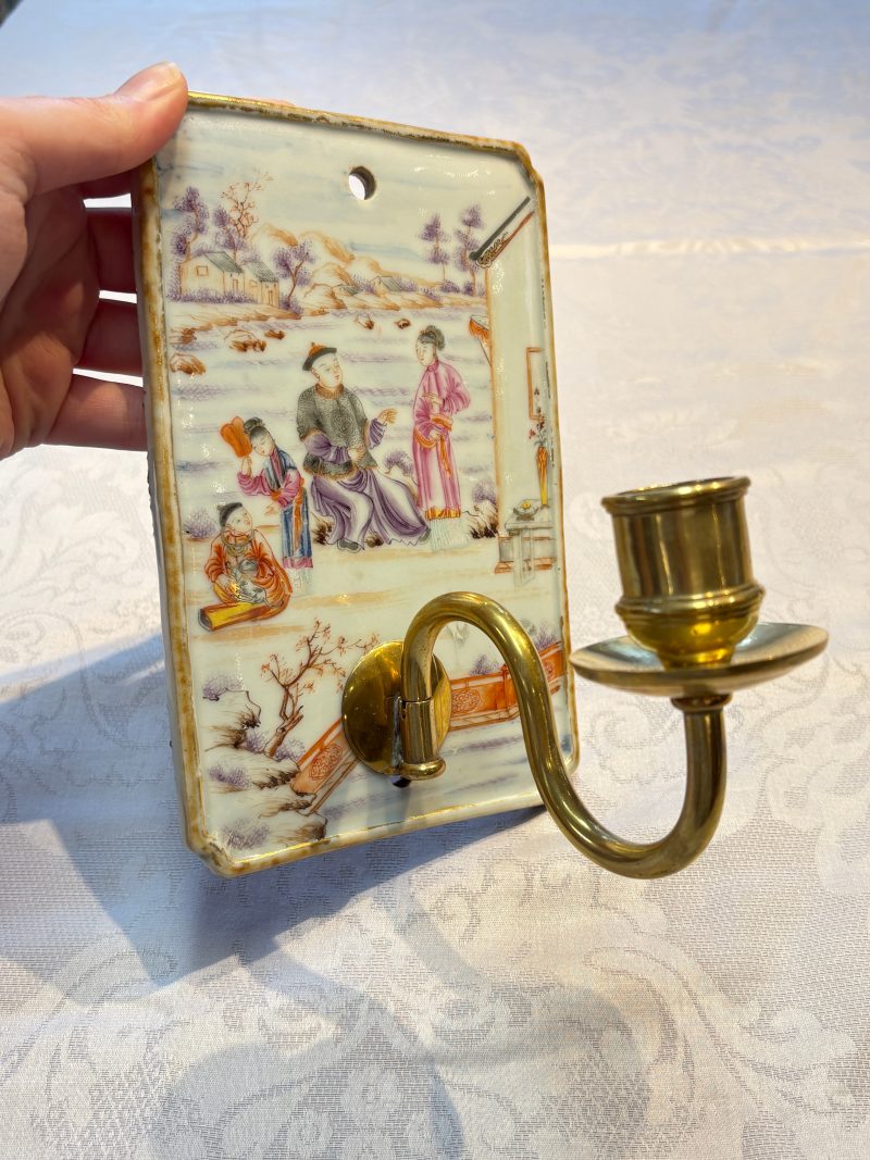 A pair of Chinese Canton famille rose 'Mandarin Subject' wall sconces - 图11