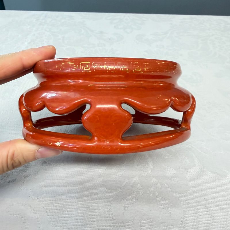 A Chinese gilt-decorated coral-red-glazed stand - 图10