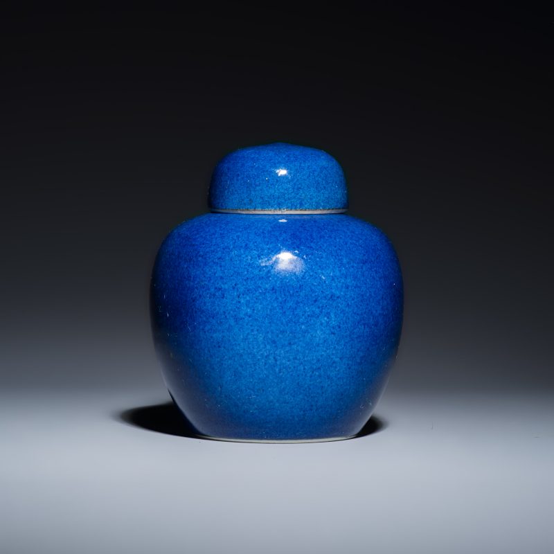 Three Chinese monochrome wares, one with a wooden stand - 图10