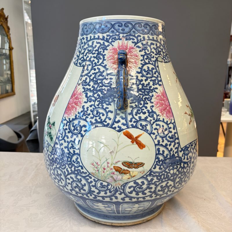 A large Chinese famille rose 'Hu' vase with birds and butterflies - 图29