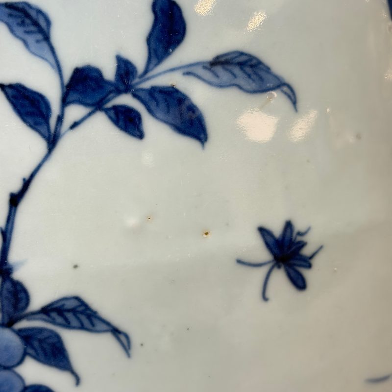 A Chinese blue and white vase with floral design and a later wooden cover - 图16