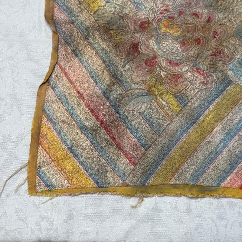 A pair of Chinese yellow-ground embroidered 'Dragons' and 'Phoenixes' panels - 图31