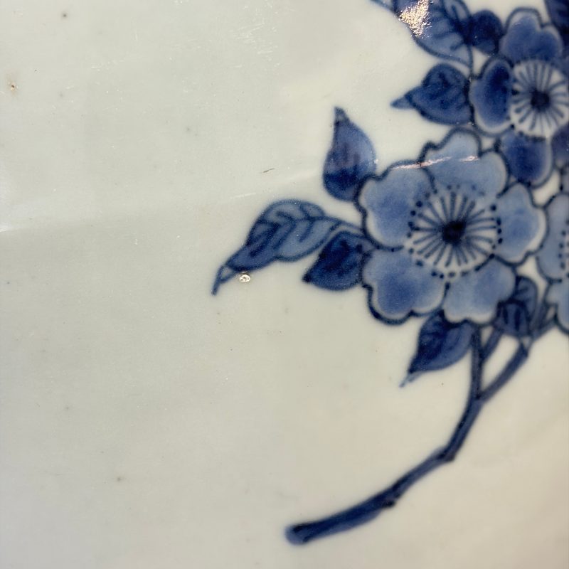 A Chinese blue and white vase with floral design and a later wooden cover - 图19