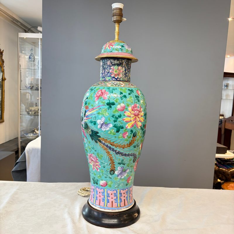 Three Chinese famille rose vases for the Straits or Peranakan market, one mounted as a lamp - 图54