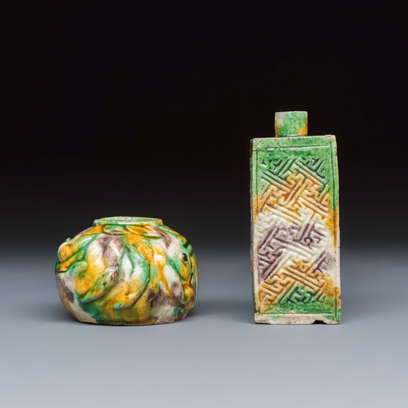 A Chinese famille verte sancai biscuit 'Crab' water pot and a 'Swastika' square bottle on a later wooden stand - 图5