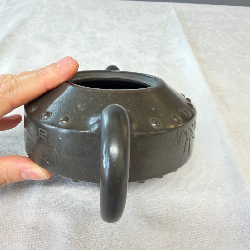 A Chinese inscribed Yixing stoneware teapot with a buffalo finial - 图15