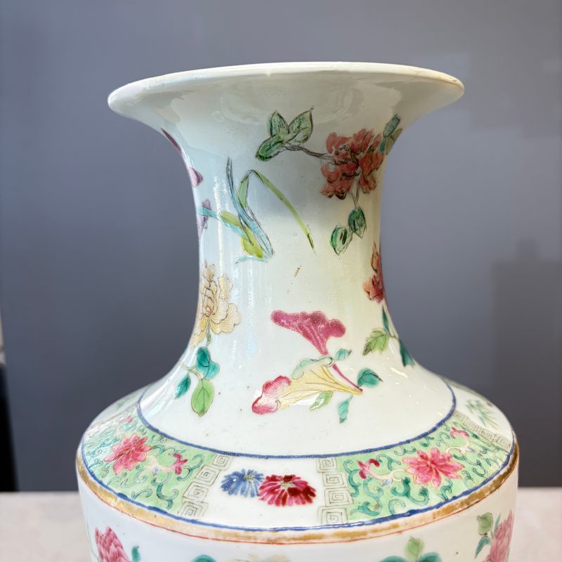 A pair of Chinese famille rose 'Court Lady in a Garden Setting' vases - 图10