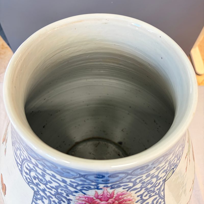 A large Chinese famille rose 'Hu' vase with birds and butterflies - 图32