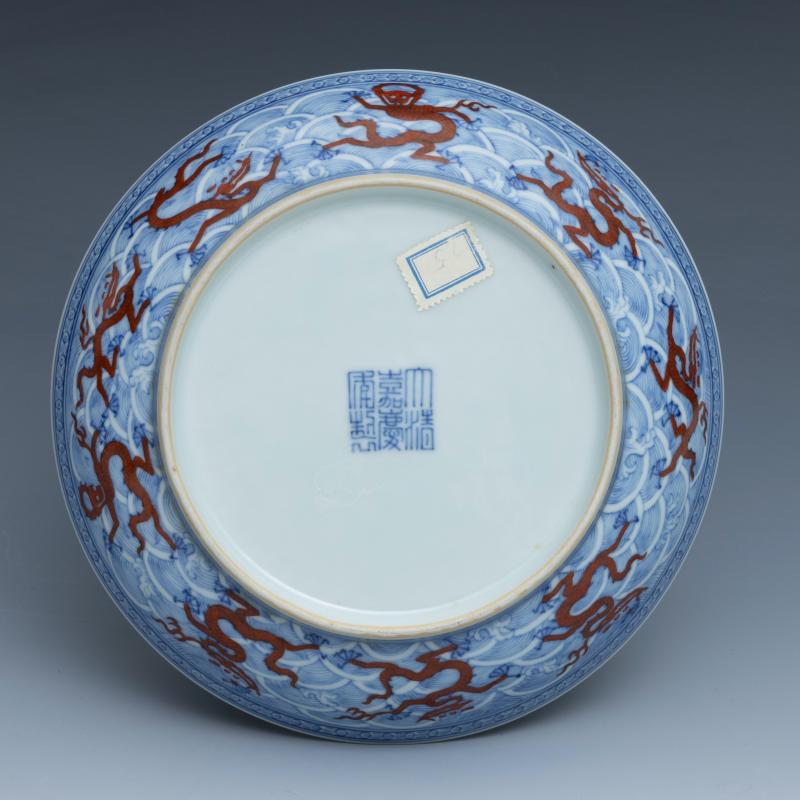 A pair of underglaze blue and iron-red decorated 'dragon' dishes, Jiaqing mark and of the period (1796-1820) - 图4
