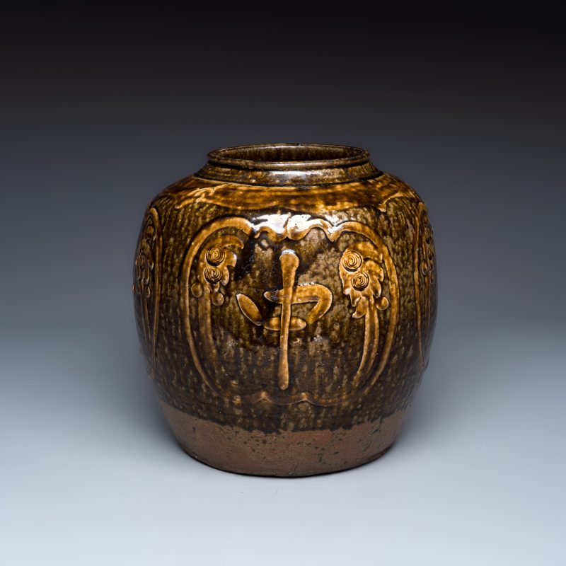月中桂丹 | A Chinese brown-glazed slip-decorated 'Yue Zhong Dan Gui 月中桂丹' jar - 图1