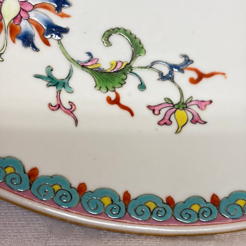 A Chinese famille rose dish with a floral design - 图9