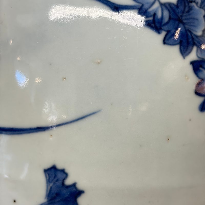 A Chinese blue and white vase with floral design and a later wooden cover - 图18