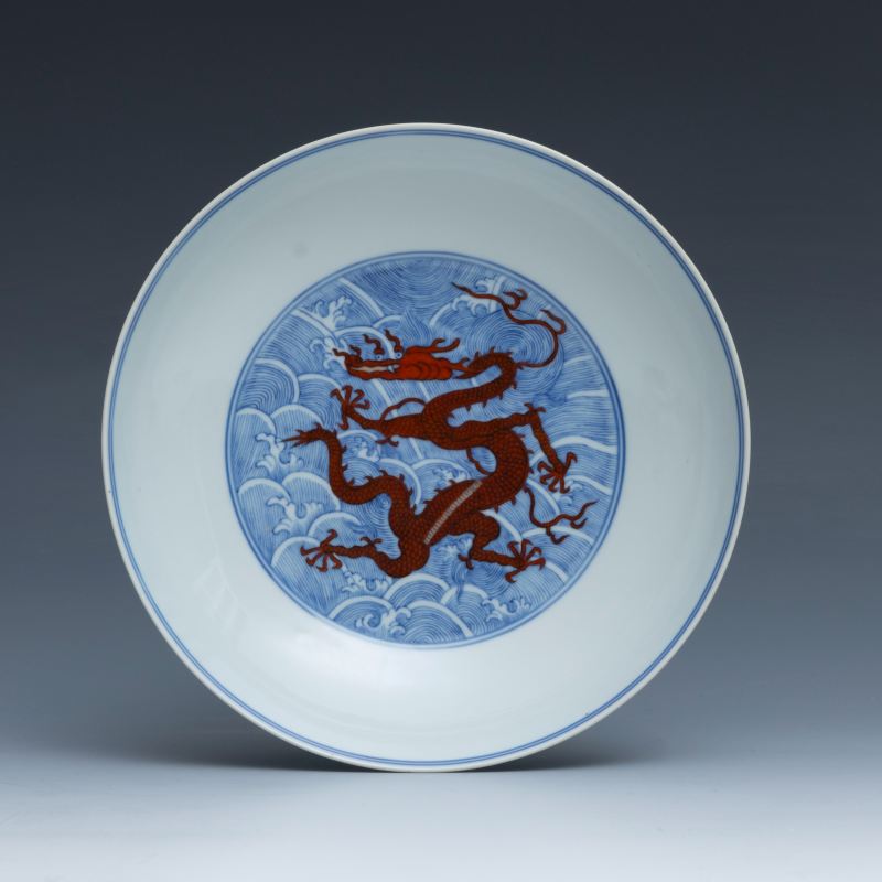 A pair of underglaze blue and iron-red decorated 'dragon' dishes, Jiaqing mark and of the period (1796-1820) - 图3