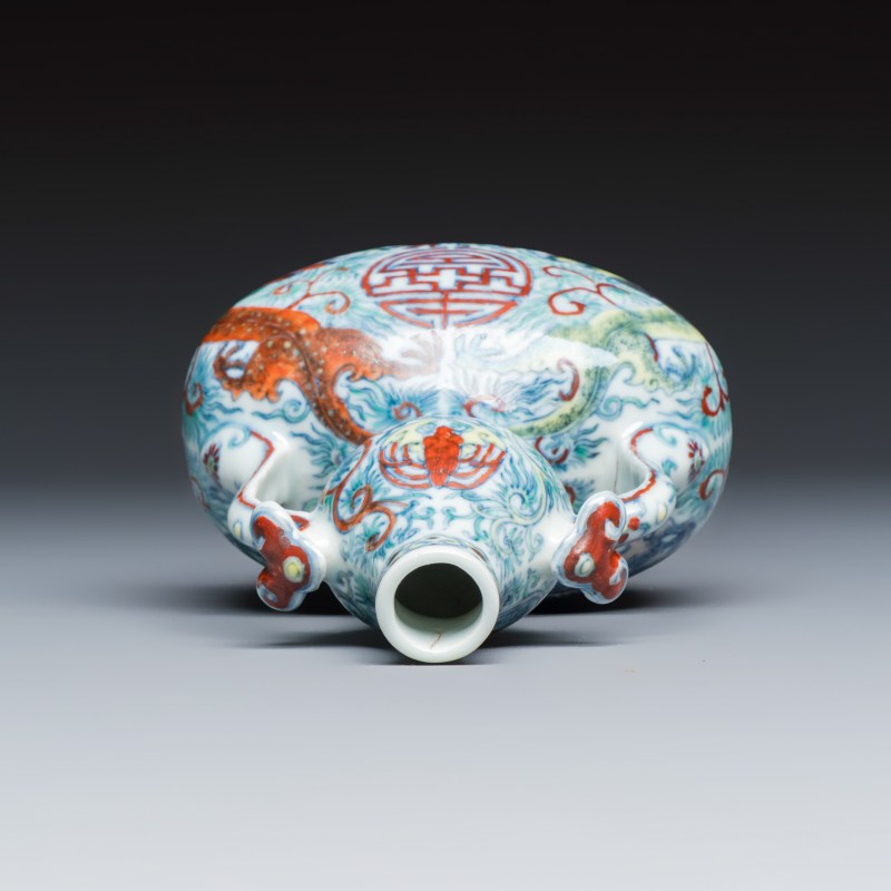 A Chinese doucai double-gourd vase with dragons and ruyi handles - 图6