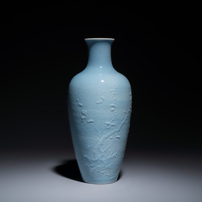 A Chinese claire-de-lune vase with floral relief design - 图2