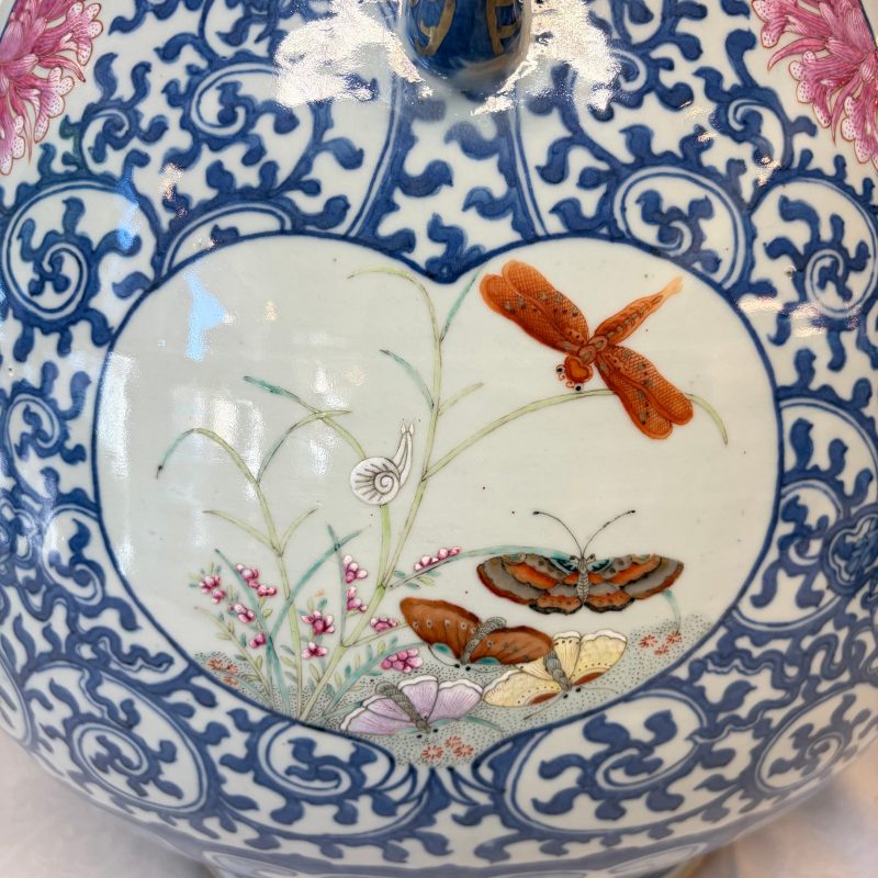 A large Chinese famille rose 'Hu' vase with birds and butterflies - 图31