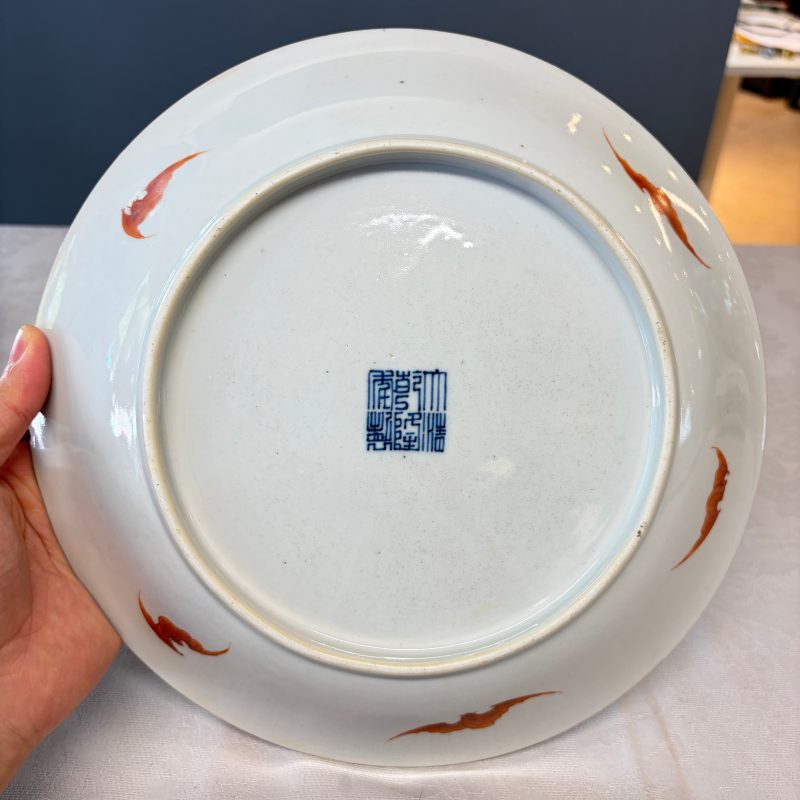 A Chinese famille rose dish with a floral design - 图10