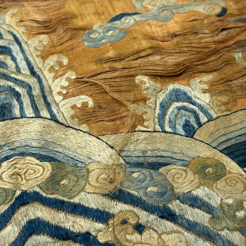 A Chinese embroidered silk 'Dragon and Phoenixes' panel - 图19