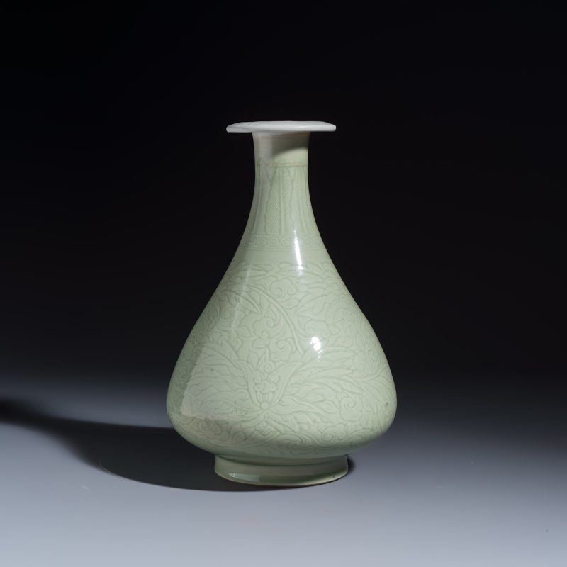 A Chinese celadon-glazed incised 'Yuhuchunping' vase with lotus scroll design - 图4
