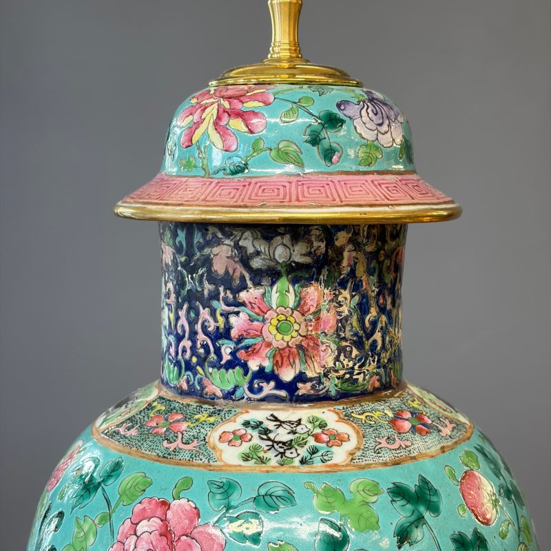 Three Chinese famille rose vases for the Straits or Peranakan market, one mounted as a lamp - 图55