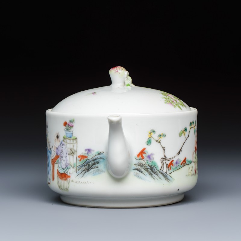 A Chinese famille rose 'Elegant Ladies and Playing Boys' teapot - 图5