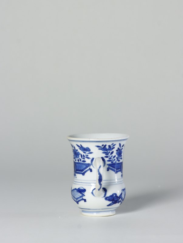 清康熙 青花博古图把杯 - 图3