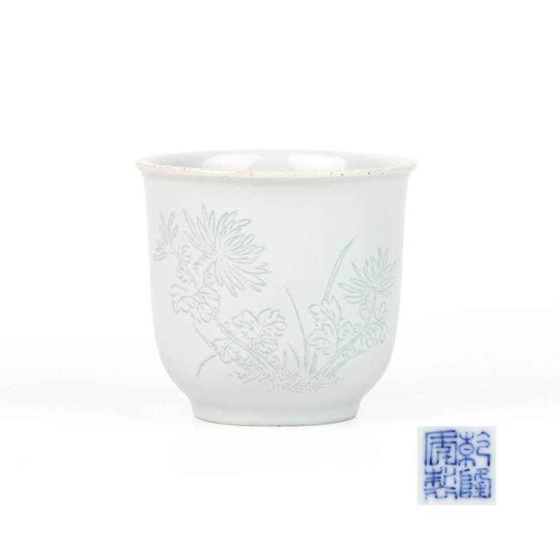 清乾隆 白釉模印菊纹仰钟杯 - 图1