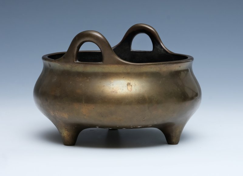 A gilt bronze loop-handled tripod censer - 图5
