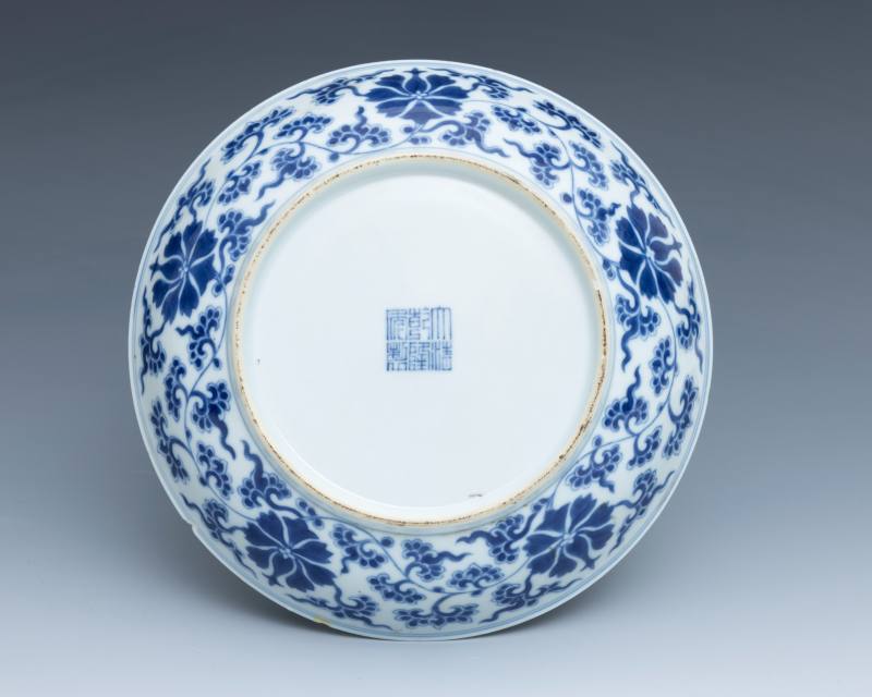A blue and white 'lotus scroll' dish, Qianlong mark and of the period (1736-1795) - 图3