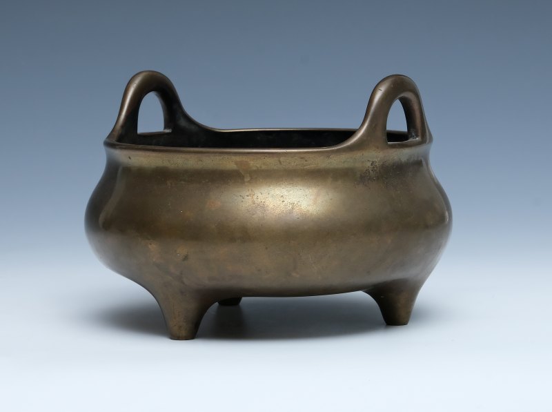A gilt bronze loop-handled tripod censer - 图6
