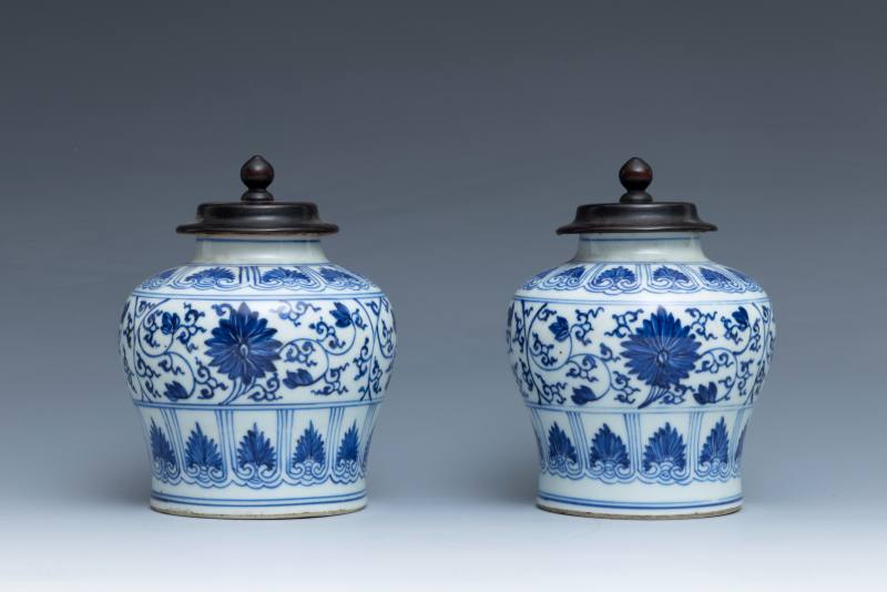 A pair of blue and white 'lotus' jarlets - 图4