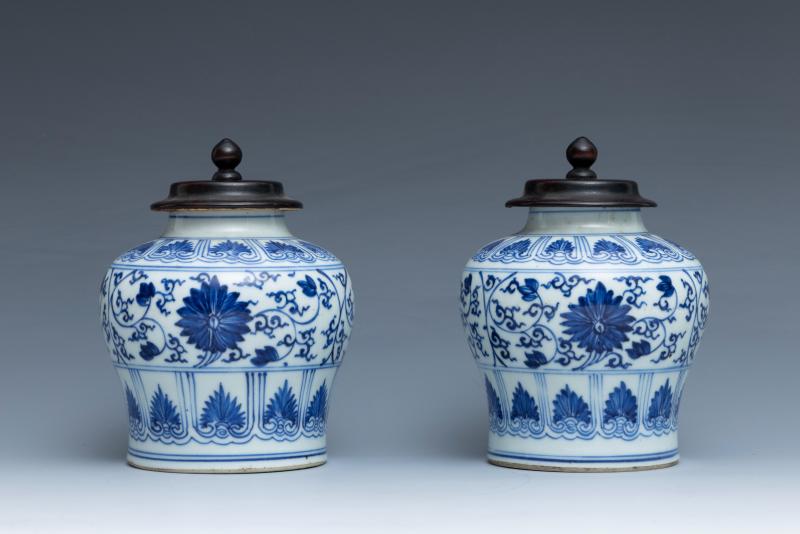 A pair of blue and white 'lotus' jarlets - 图5
