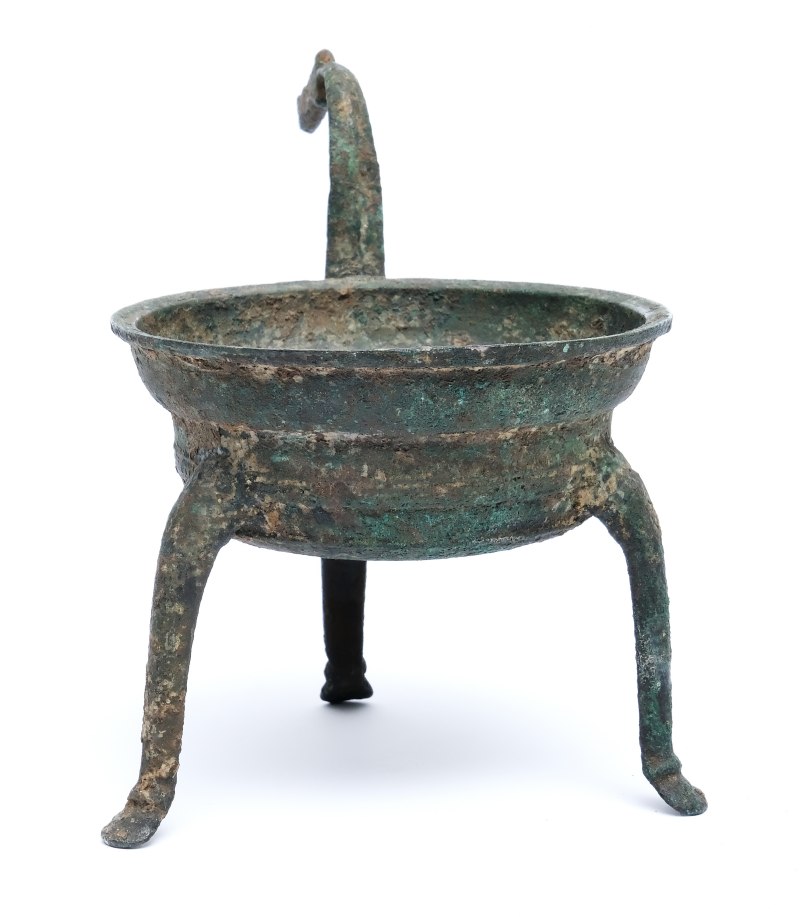 An inscribed bronze tripod heating vessel, Jiadou - 图2