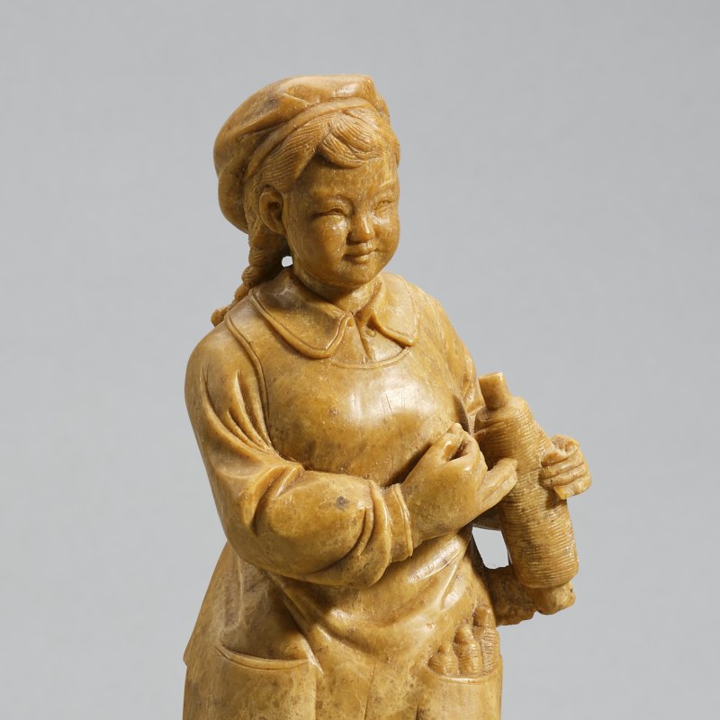 20世纪60年代 青田石纺织女工像 - 图8