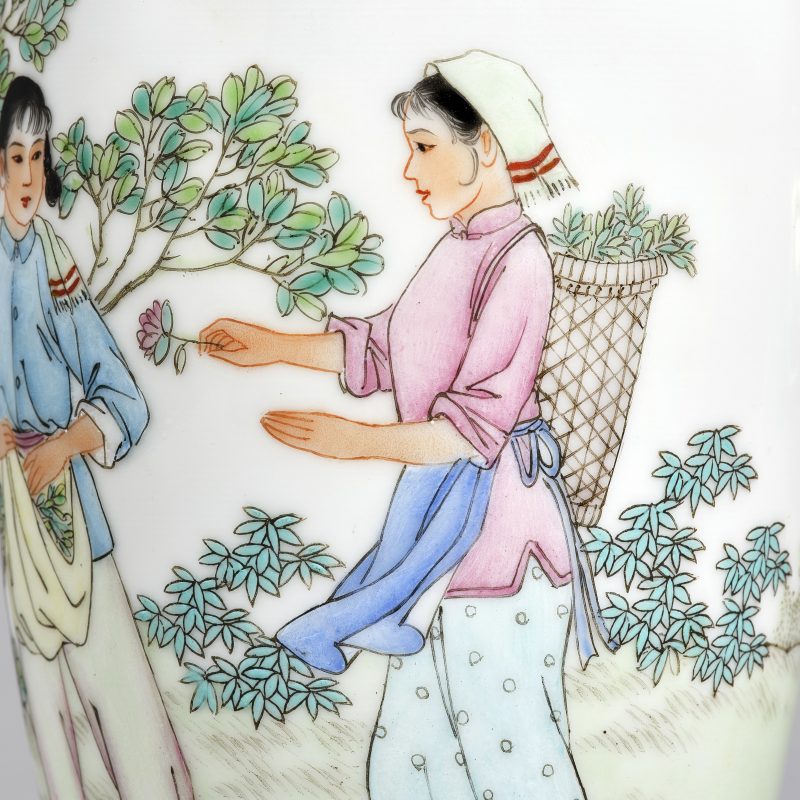20世纪70年代 粉彩采茶图观音瓶 - 图9