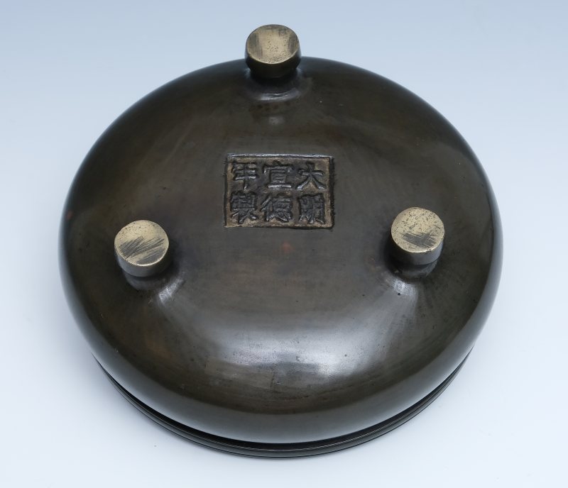 A bronze tripod censer with wooden cover - 图6
