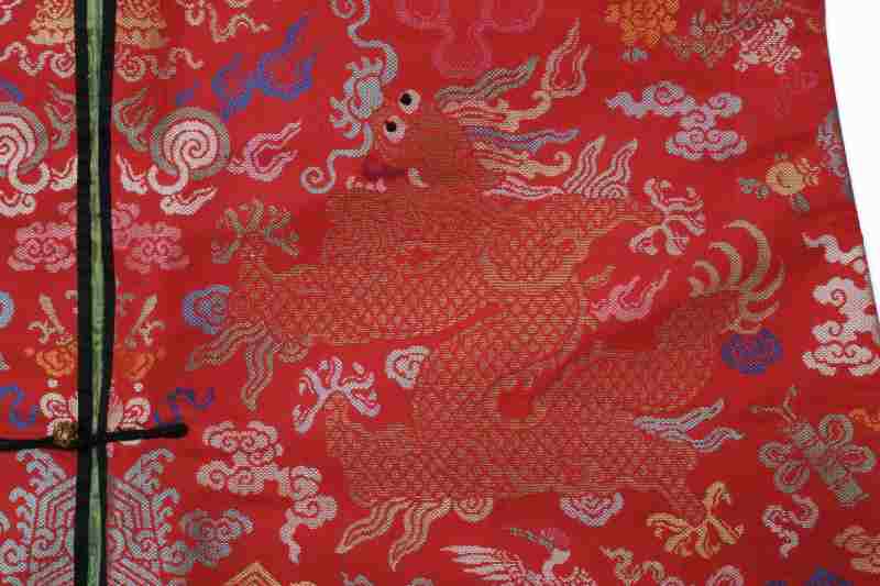 A red-ground silk brocade dragon robe, Mangao - 图11