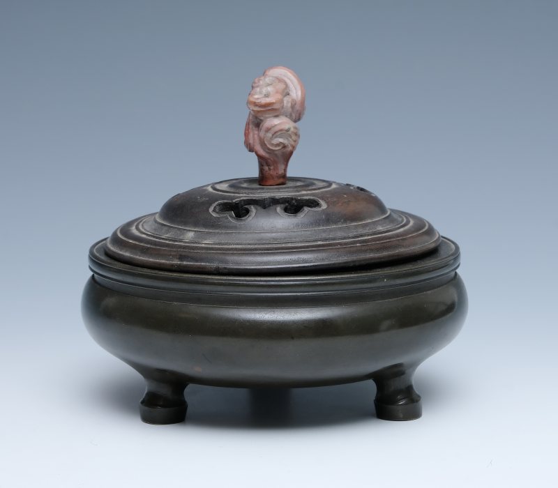 A bronze tripod censer with wooden cover - 图5