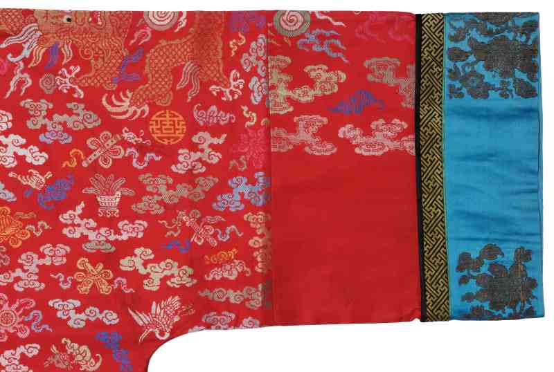 A red-ground silk brocade dragon robe, Mangao - 图13