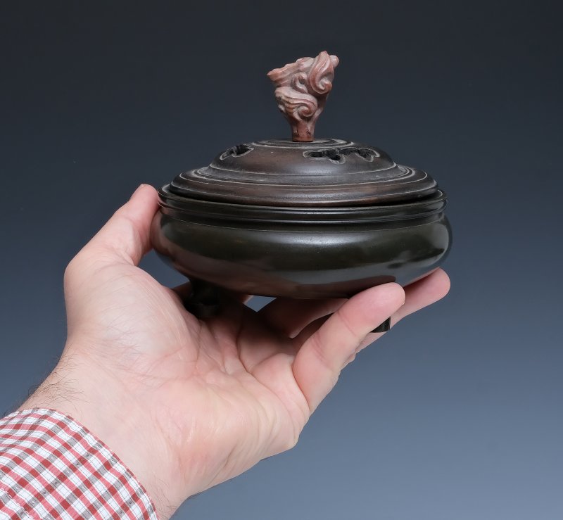 A bronze tripod censer with wooden cover - 图8