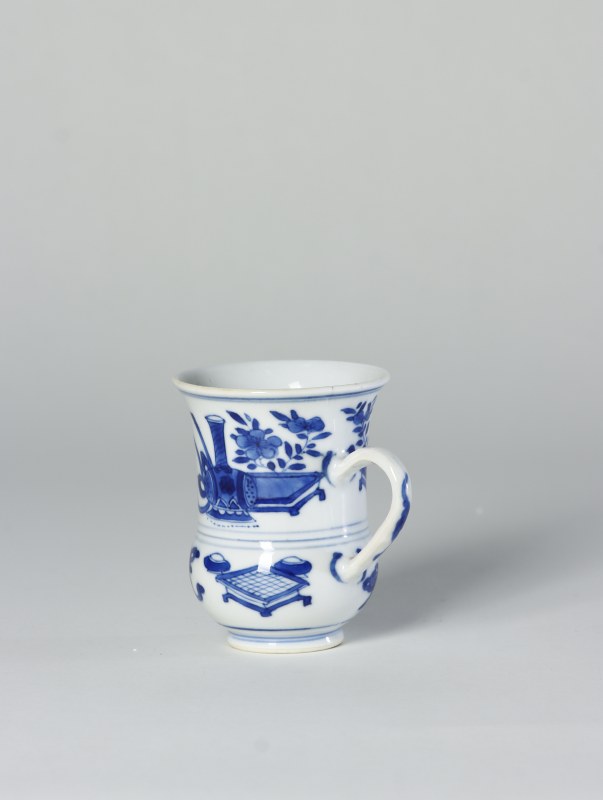 清康熙 青花博古图把杯 - 图5