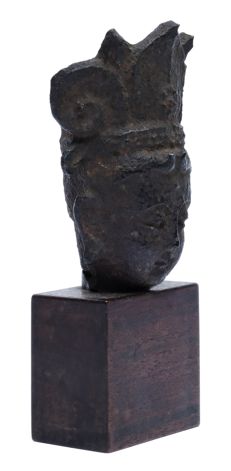 An iron head of a Buddha - 图2
